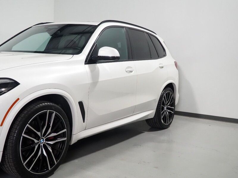 2023 BMW X5 sDrive40i *M SPORT, DRIVING ASSIST PRO, HEADS-UP DISPLAY, NAVIGATION, LIVE COCKPIT PRO, ADAPTIVE CRUISE, SAFETY ALERTS, 360 CAMERAS, PANO MOONROOF, HEATED SEATS, REMOTE START, 22 INCH WHEELS, WIRELESS CHARGING, ANDROID & APPLE Round Rock TX