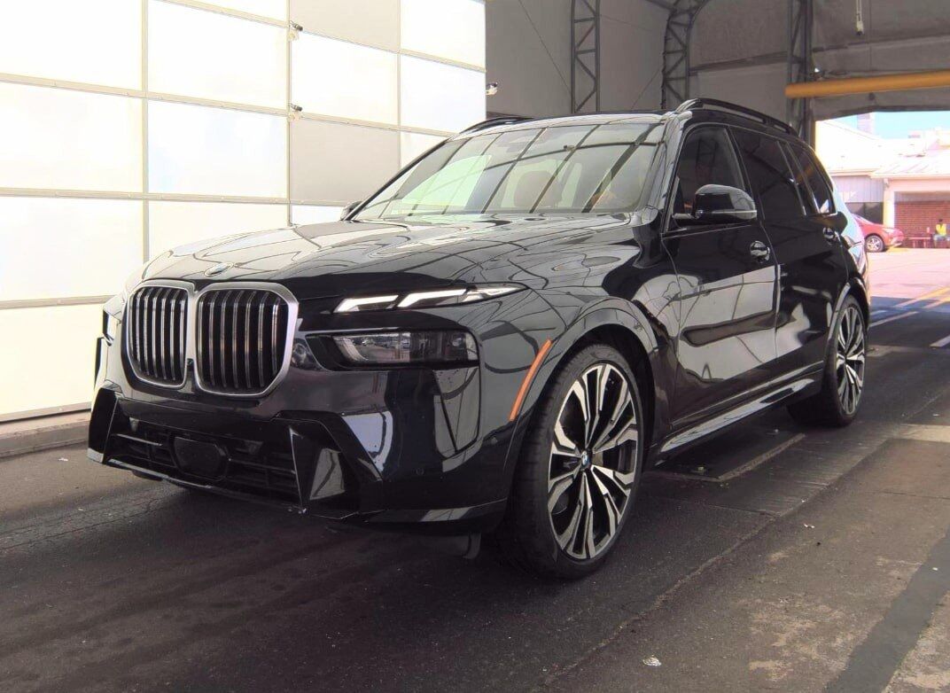 2023 BMW X7 xDrive40i M Sport Package 2nd Row Captain&apos;s Chairs Portland OR