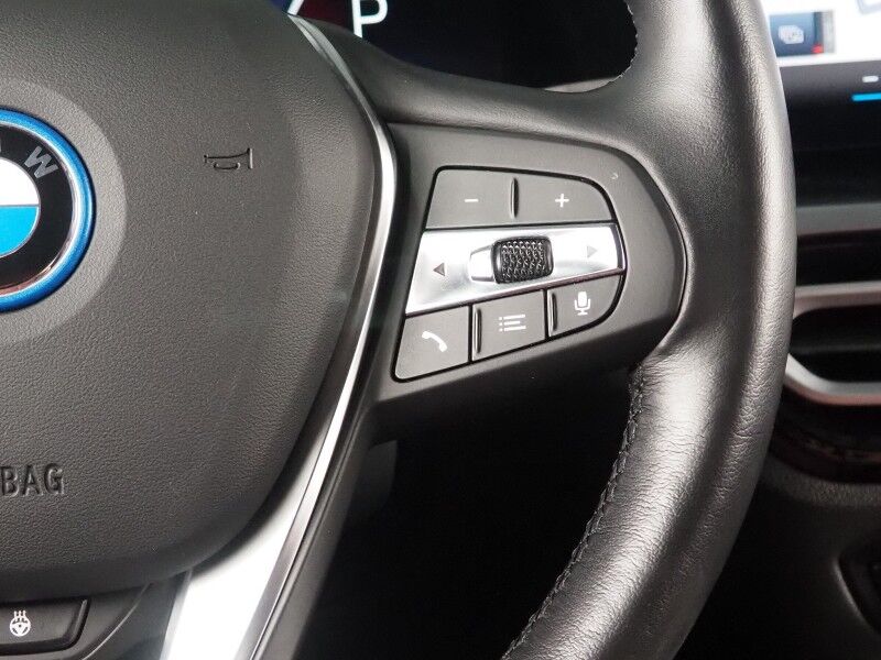 2023 BMW i4 eDrive35 Gran Coupe *HEADS-UP DISPLAY, NAVIGATION, CURVED DISPLAY, SAFETY ALERTS, 360 CAMERAS, MOONROOF, LEATHER, HEATED SEATS/STEERING, COMFORT ACCESS, 19 INCH WHEELS, HARMAN/KARDON, WIRELESS CHARGING, ANDROID & APPLE Round Rock TX