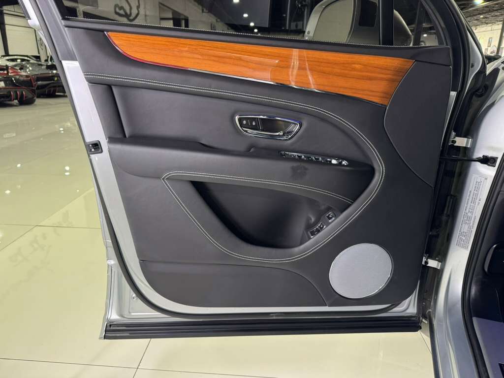 2023 Bentley Bentayga EWB V8 Moonbeam paint, Beluga interior, Touring Specification AND MUCH MORE!! Fort Lauderdale FL