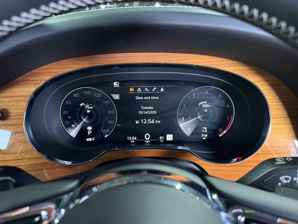 2023 Bentley Bentayga EWB V8 Moonbeam paint, Beluga interior, Touring Specification AND MUCH MORE!! Fort Lauderdale FL