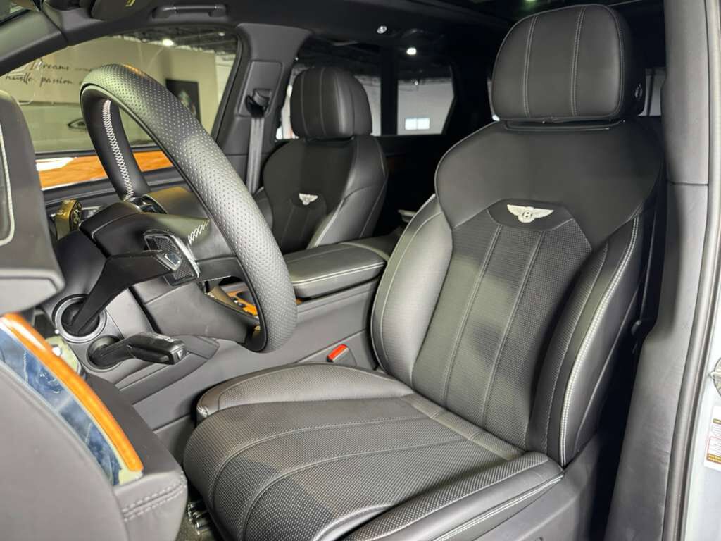 2023 Bentley Bentayga EWB V8 Moonbeam paint, Beluga interior, Touring Specification AND MUCH MORE!! Fort Lauderdale FL