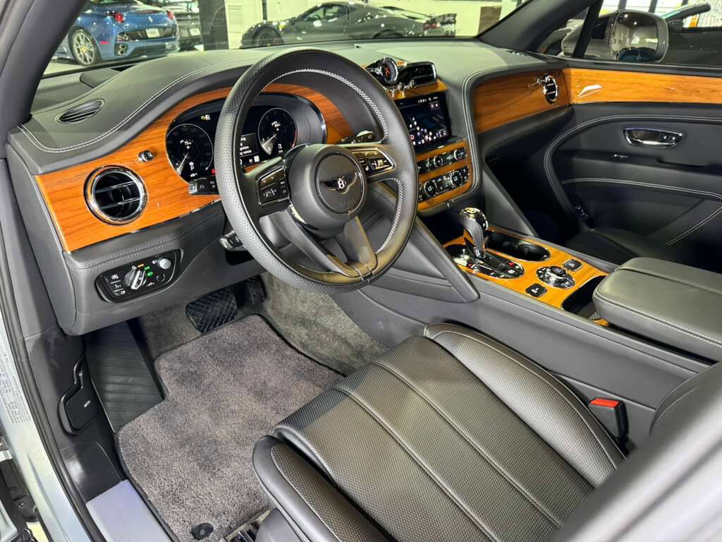 2023 Bentley Bentayga EWB V8 Moonbeam paint, Beluga interior, Touring Specification AND MUCH MORE!! Fort Lauderdale FL