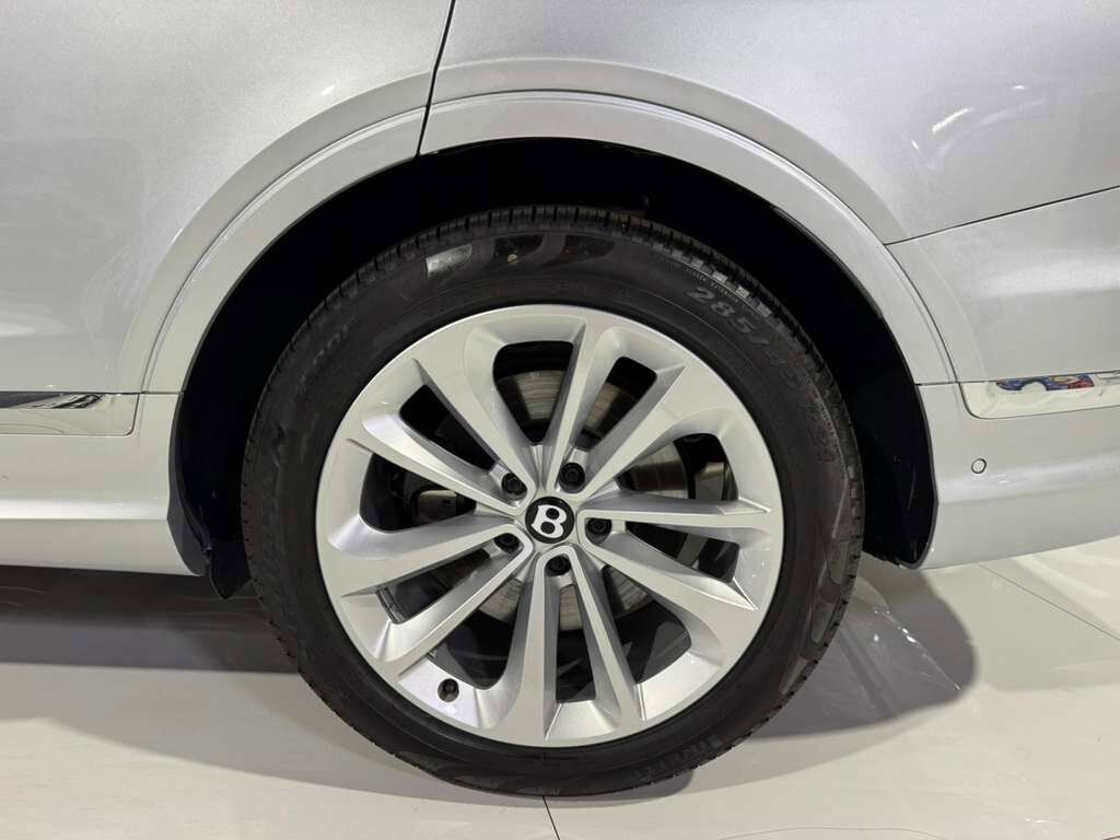 2023 Bentley Bentayga EWB V8 Moonbeam paint, Beluga interior, Touring Specification AND MUCH MORE!! Fort Lauderdale FL