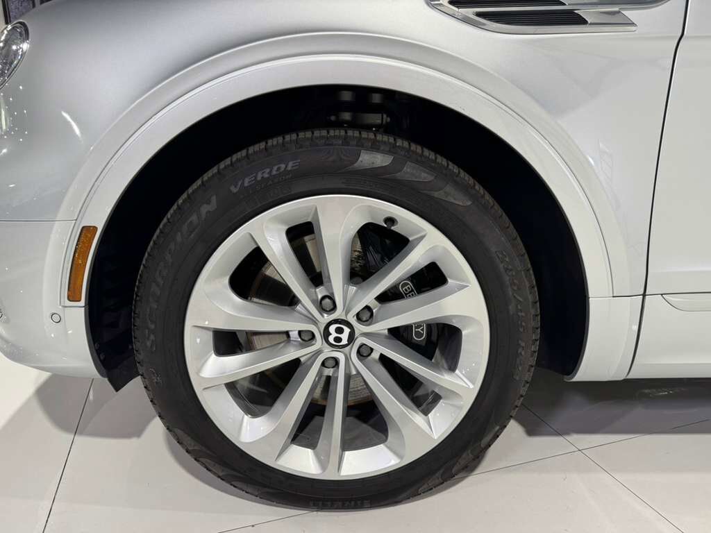 2023 Bentley Bentayga EWB V8 Moonbeam paint, Beluga interior, Touring Specification AND MUCH MORE!! Fort Lauderdale FL
