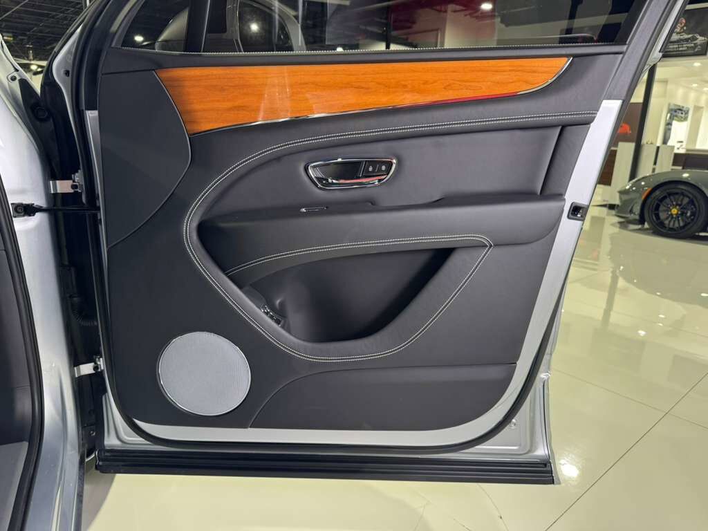 2023 Bentley Bentayga EWB V8 Moonbeam paint, Beluga interior, Touring Specification AND MUCH MORE!! Fort Lauderdale FL