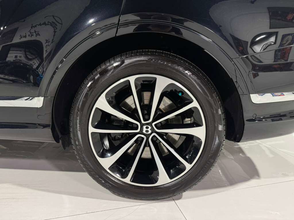 2023 Bentley Bentayga FACTORY TWO-TONE!! Naim audio system, 360 camera system, heated/cooled seats AND MUCH MORE!! Fort Lauderdale FL