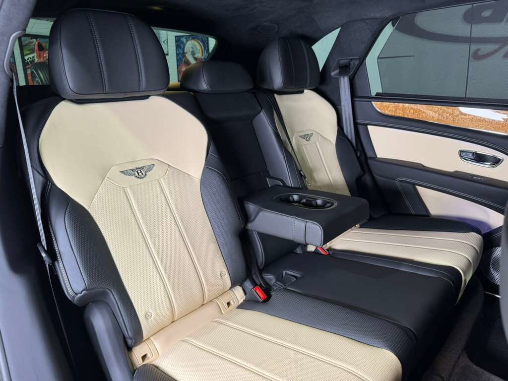 2023 Bentley Bentayga FACTORY TWO-TONE!! Naim audio system, 360 camera system, heated/cooled seats AND MUCH MORE!! Fort Lauderdale FL
