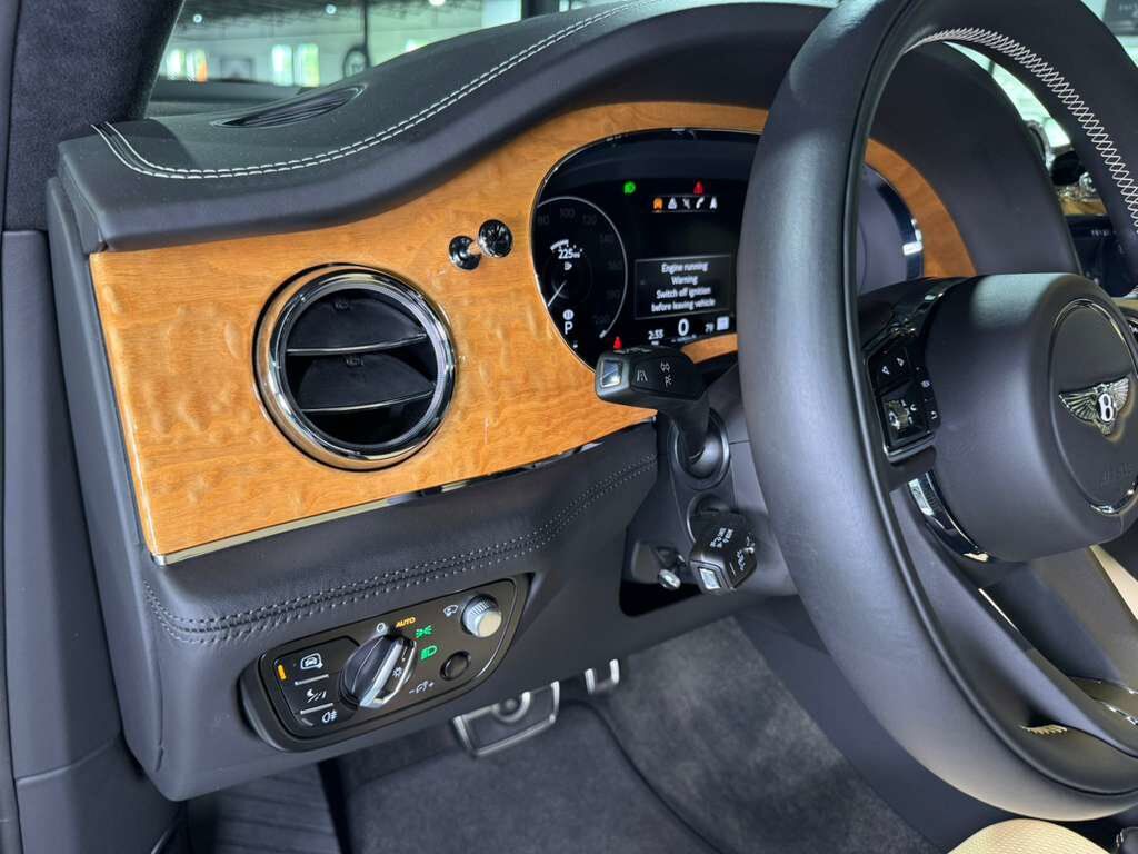2023 Bentley Bentayga FACTORY TWO-TONE!! Naim audio system, 360 camera system, heated/cooled seats AND MUCH MORE!! Fort Lauderdale FL