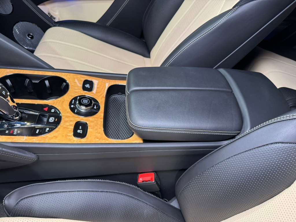 2023 Bentley Bentayga FACTORY TWO-TONE!! Naim audio system, 360 camera system, heated/cooled seats AND MUCH MORE!! Fort Lauderdale FL