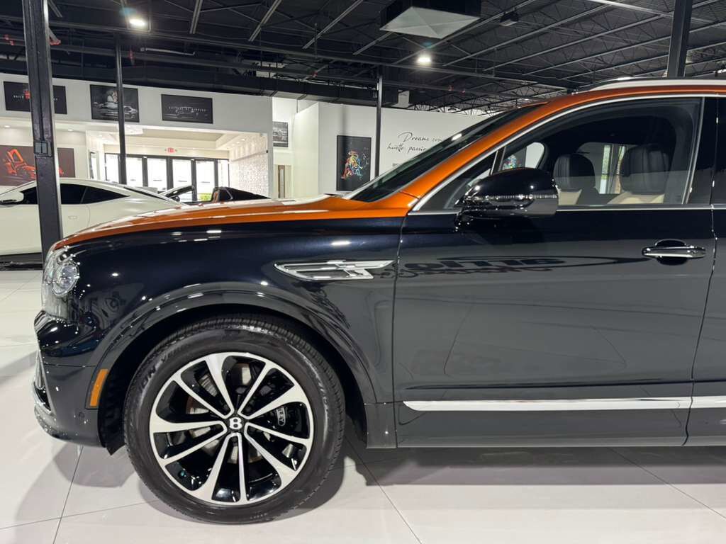 2023 Bentley Bentayga FACTORY TWO-TONE!! Naim audio system, 360 camera system, heated/cooled seats AND MUCH MORE!! Fort Lauderdale FL