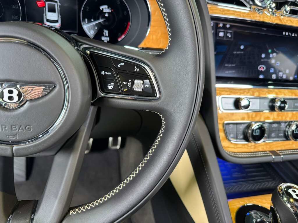 2023 Bentley Bentayga FACTORY TWO-TONE!! Naim audio system, 360 camera system, heated/cooled seats AND MUCH MORE!! Fort Lauderdale FL