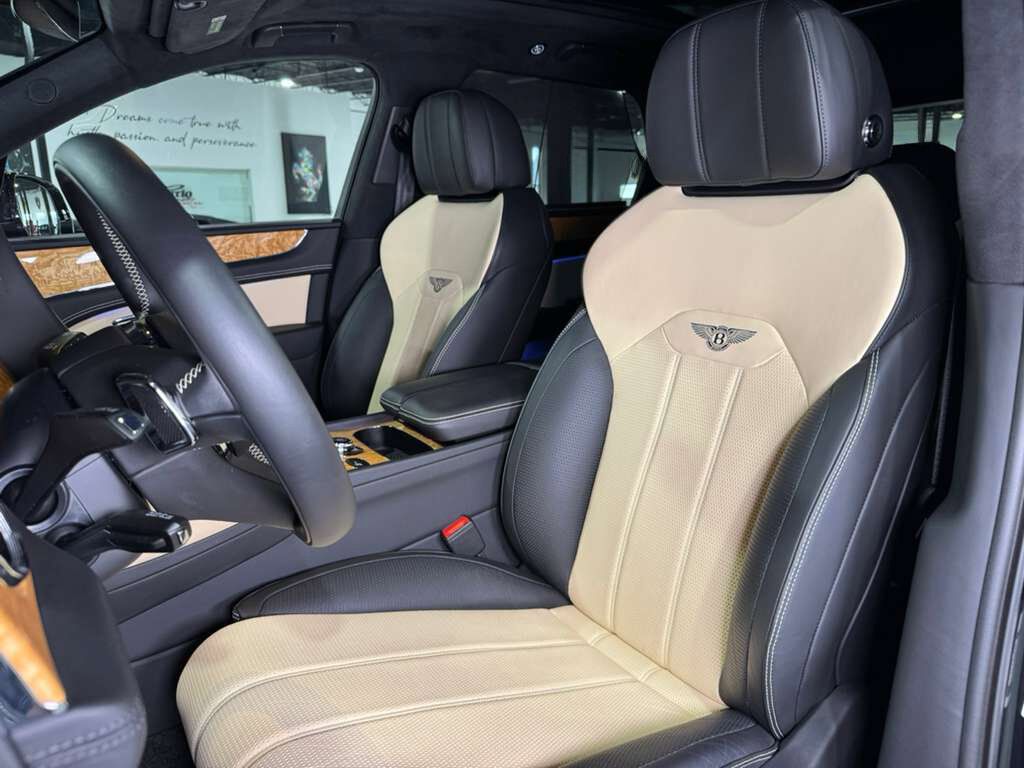 2023 Bentley Bentayga FACTORY TWO-TONE!! Naim audio system, 360 camera system, heated/cooled seats AND MUCH MORE!! Fort Lauderdale FL