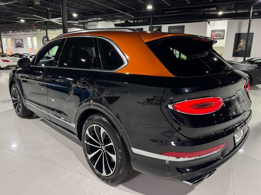 2023 Bentley Bentayga FACTORY TWO-TONE!! Naim audio system, 360 camera system, heated/cooled seats AND MUCH MORE!! Fort Lauderdale FL