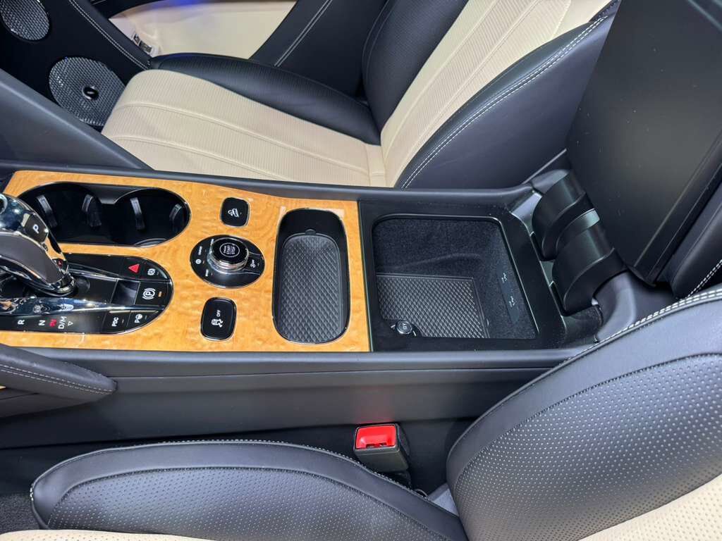 2023 Bentley Bentayga FACTORY TWO-TONE!! Naim audio system, 360 camera system, heated/cooled seats AND MUCH MORE!! Fort Lauderdale FL