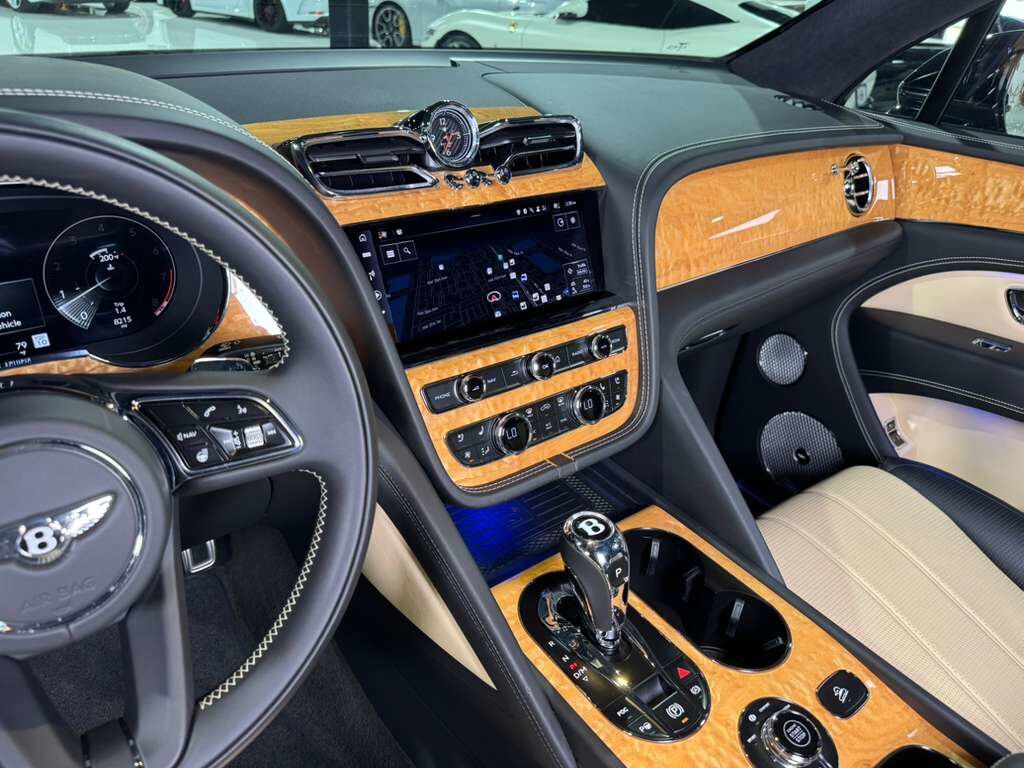 2023 Bentley Bentayga FACTORY TWO-TONE!! Naim audio system, 360 camera system, heated/cooled seats AND MUCH MORE!! Fort Lauderdale FL