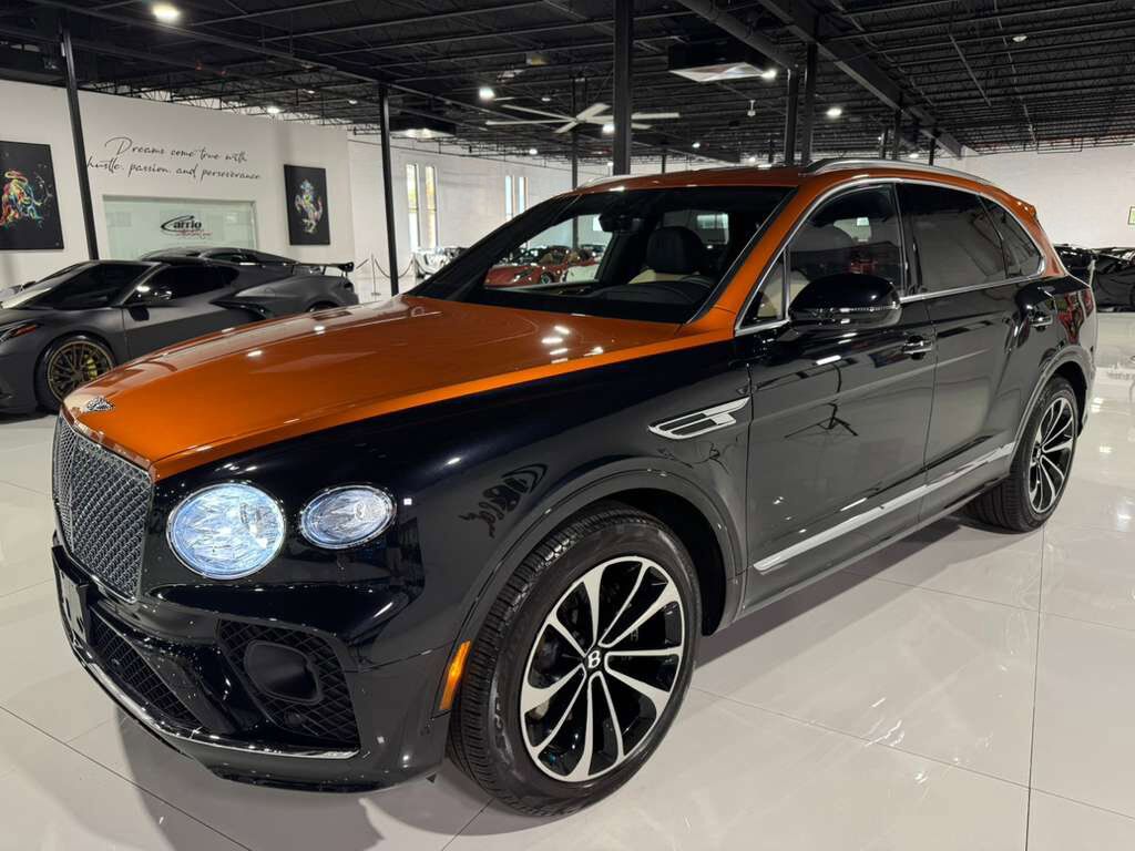 2023 Bentley Bentayga FACTORY TWO-TONE!! Naim audio system, 360 camera system, heated/cooled seats AND MUCH MORE!! Fort Lauderdale FL