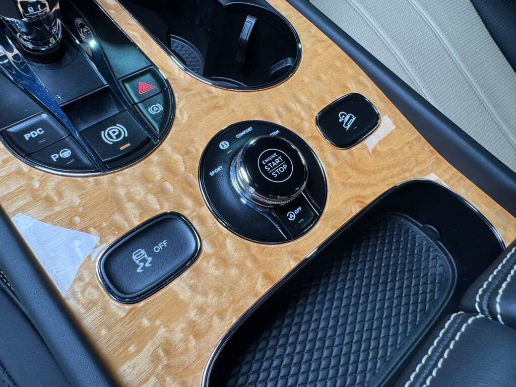 2023 Bentley Bentayga FACTORY TWO-TONE!! Naim audio system, 360 camera system, heated/cooled seats AND MUCH MORE!! Fort Lauderdale FL