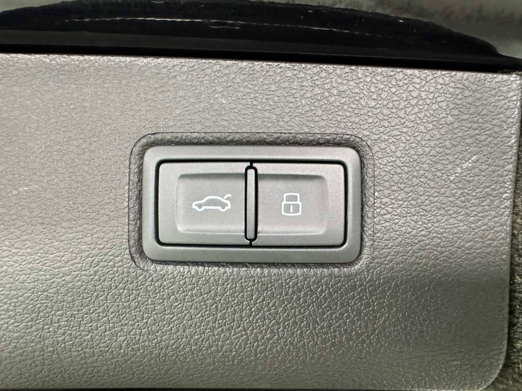 2023 Bentley Bentayga FACTORY TWO-TONE!! Naim audio system, 360 camera system, heated/cooled seats AND MUCH MORE!! Fort Lauderdale FL