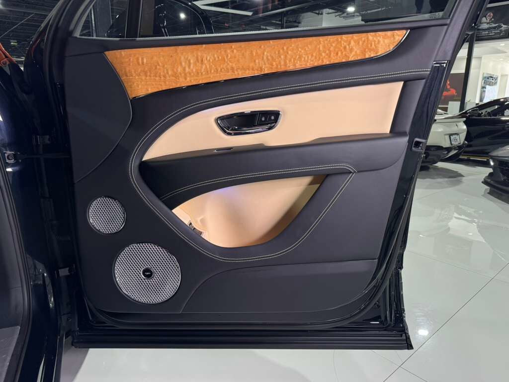 2023 Bentley Bentayga FACTORY TWO-TONE!! Naim audio system, 360 camera system, heated/cooled seats AND MUCH MORE!! Fort Lauderdale FL