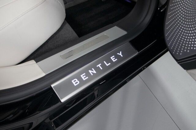 2023 Bentley Flying Spur Azure V8 ($276,000 MSRP!) *BLACKLINE SPECIFICATION* *BANG & OLUFSEN SOUND* *ONLY 6300 MILES* *CARBON FIBER VENEER* San Diego CA