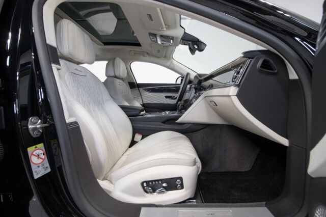 2023 Bentley Flying Spur Azure V8 ($276,000 MSRP!) *BLACKLINE SPECIFICATION* *BANG & OLUFSEN SOUND* *ONLY 6300 MILES* *CARBON FIBER VENEER* San Diego CA