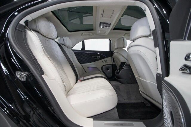 2023 Bentley Flying Spur Azure V8 ($276,000 MSRP!) *BLACKLINE SPECIFICATION* *BANG & OLUFSEN SOUND* *ONLY 6300 MILES* *CARBON FIBER VENEER* San Diego CA