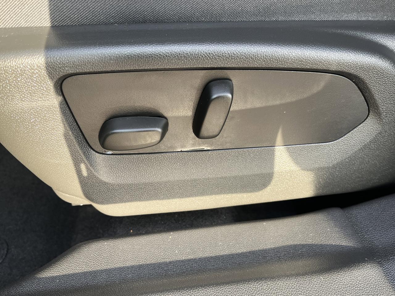 2023 Buick Envision Essence FWD 2.0T w/HeatedMemoryLeatherSeats HeatedSteeringWheel 8-WayPowerDrvrSeat RemoteStart Saukville WI