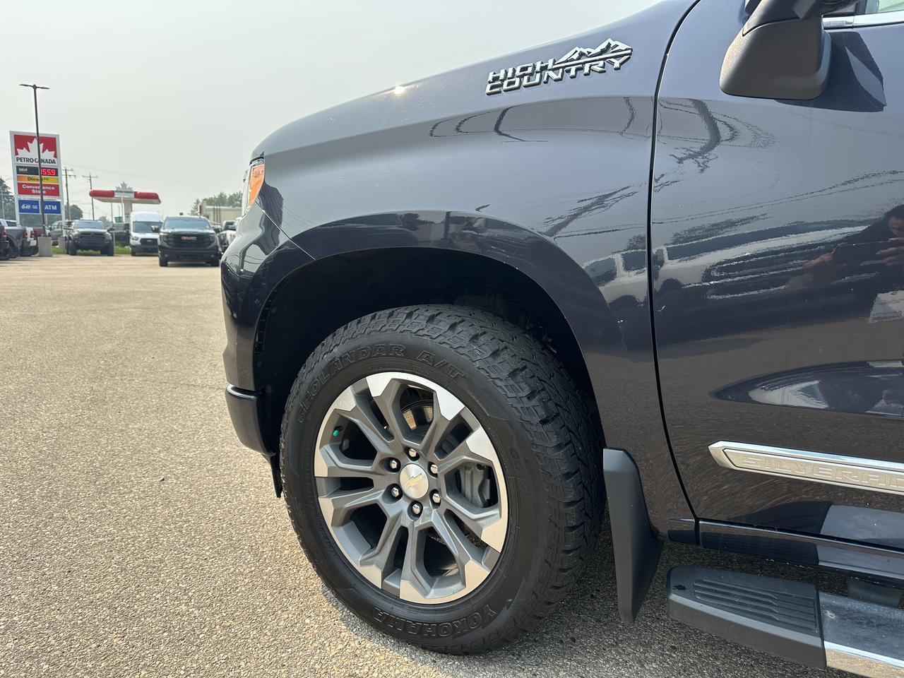 2023 Chevrolet Silverado 1500 High Country Crew Cab 4WD | V8 | Leather | 20IN Wheels | Remote Start | Towing | Backup Camera Redwater AB