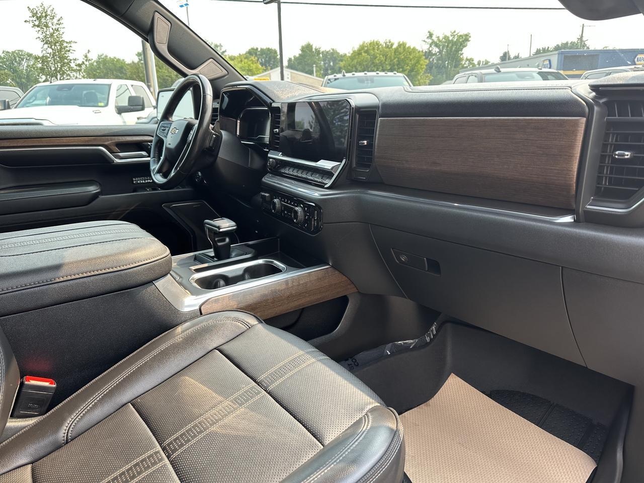 2023 Chevrolet Silverado 1500 High Country Crew Cab 4WD | V8 | Leather | 20IN Wheels | Remote Start | Towing | Backup Camera Redwater AB