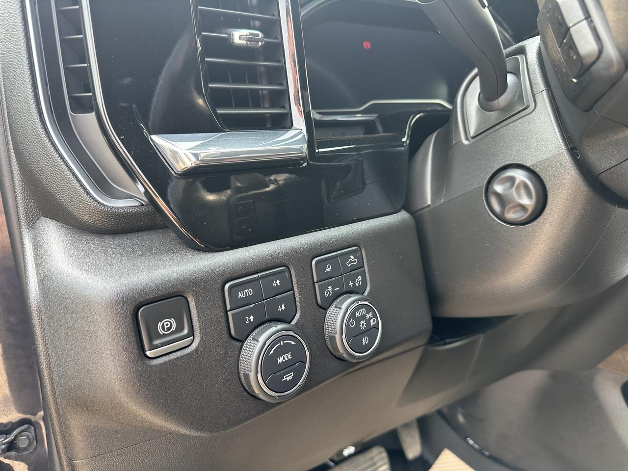 2023 Chevrolet Silverado 1500 High Country Crew Cab 4WD | V8 | Leather | 20IN Wheels | Remote Start | Towing | Backup Camera Redwater AB