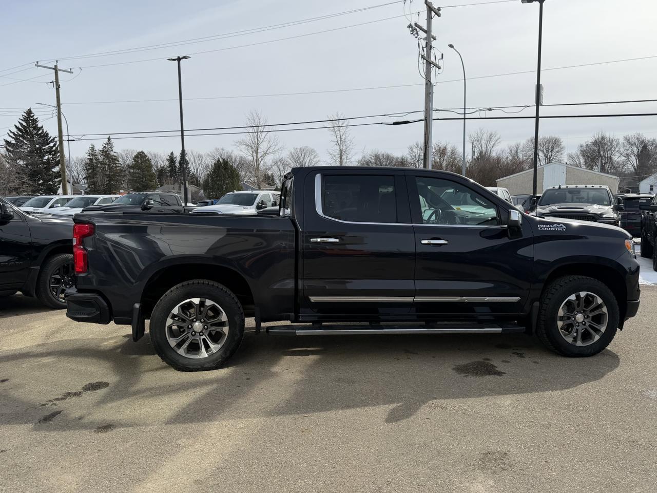 2023 Chevrolet Silverado 1500 High Country Crew Cab 4WD | V8 | Leather | 20IN Wheels | Remote Start | Towing | Backup Camera Redwater AB