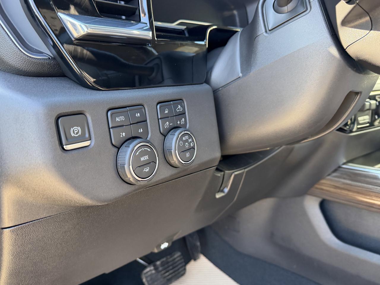 2023 Chevrolet Silverado 1500 RST Crew Cab 4WD | Low KMs | V8 | Heated Seats | Remote Start | Backup Camera Redwater AB