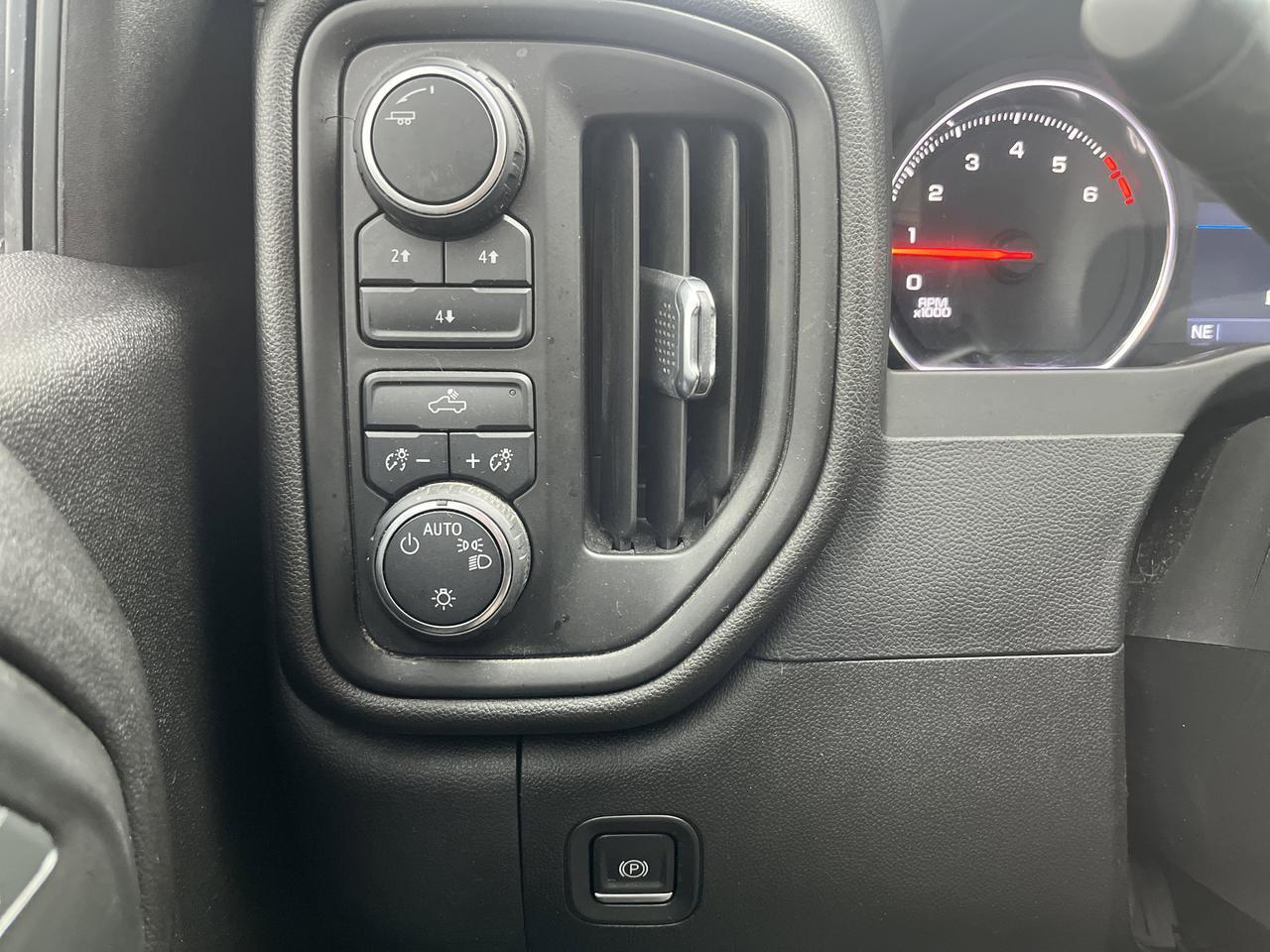 2023 Chevrolet Silverado 2500HD 2500HD Custom Double Cab 4WD Conv SafetyConf SnowPlowPrepPkgs w/LED-MarkerLamps RemoteStart Saukville WI