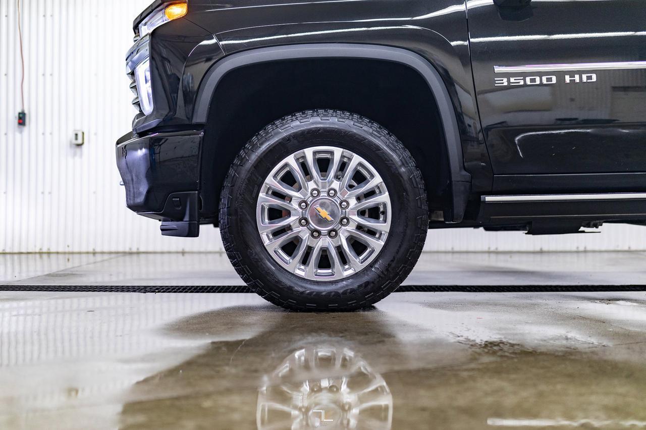 2023 Chevrolet Silverado 3500HD 4x4 Crew Cab High Country Diesel Leather Roof Nav Red Deer AB