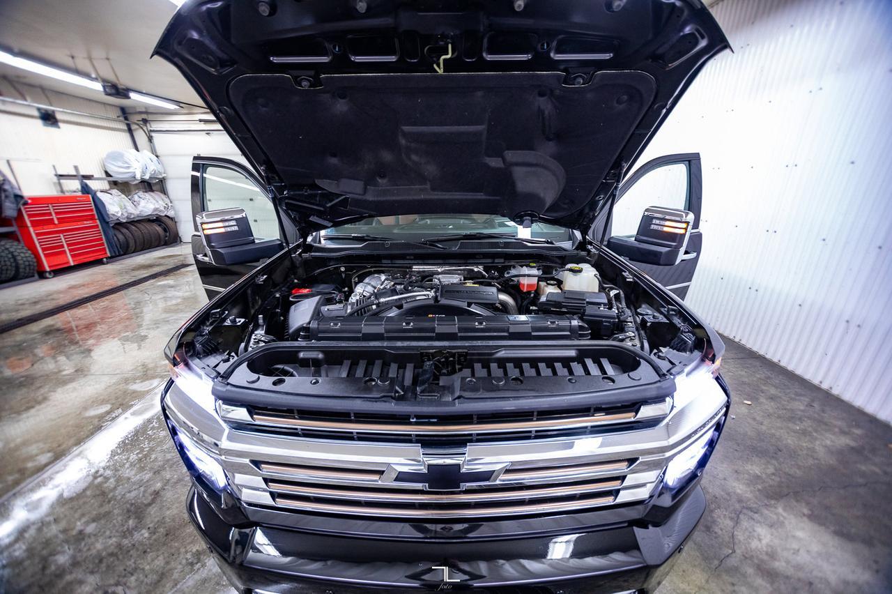 2023 Chevrolet Silverado 3500HD 4x4 Crew Cab High Country Diesel Leather Roof Nav Red Deer AB