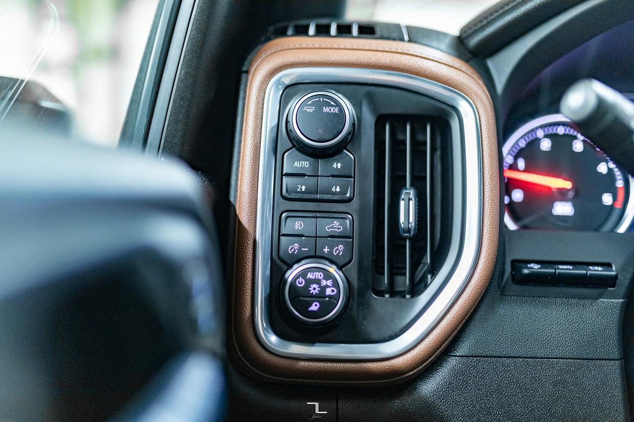 2023 Chevrolet Silverado 3500HD 4x4 Crew Cab High Country Diesel Leather Roof Nav Red Deer AB