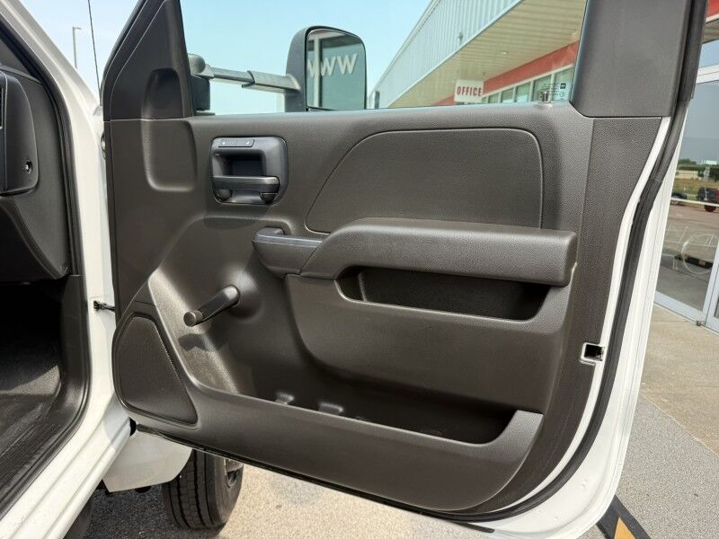 2023 Chevrolet Silverado 5500 4x4 Diesel Flatbed Collinsville OK