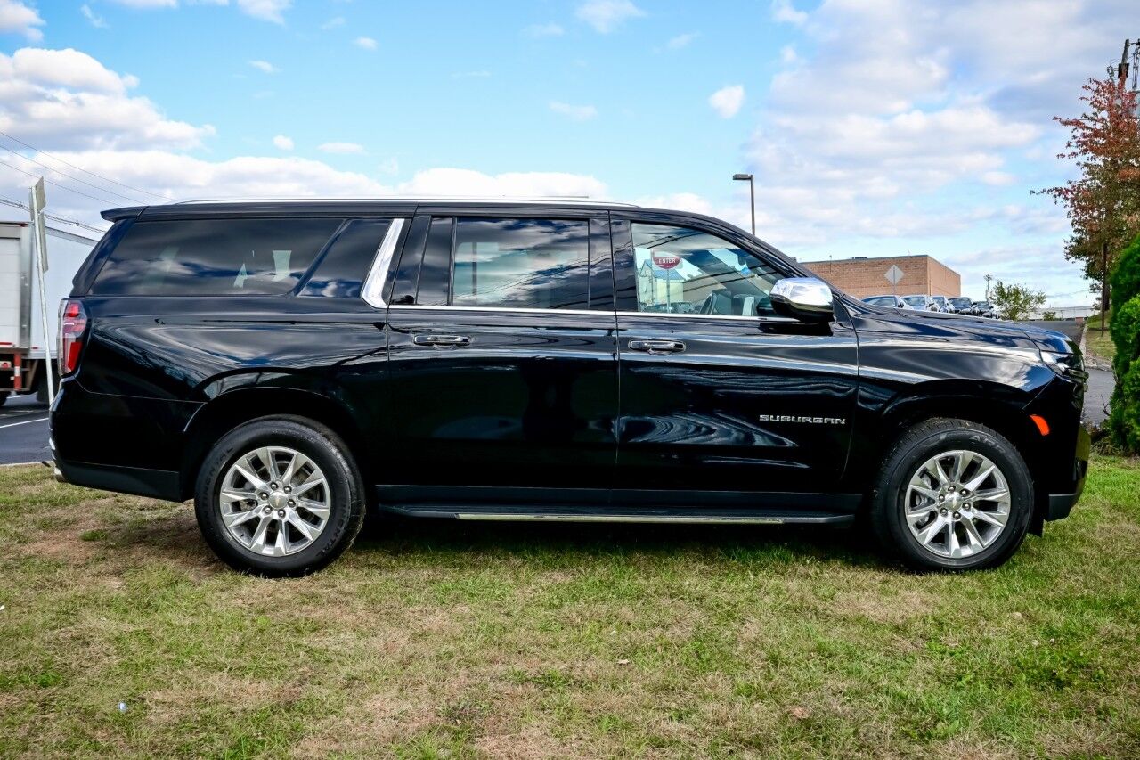 2023 Chevrolet Suburban Premier photo 3