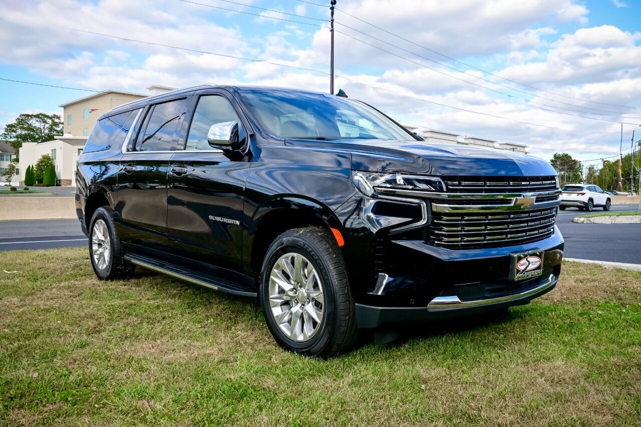 2023 Chevrolet Suburban Premier photo 2