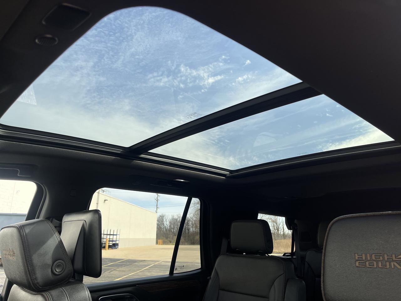 2023 Chevrolet Tahoe High Country 4WD AdvTech MaxTrrlngPkgs w/22s Sunroof SuperCruise AdptvCrz RearSeatMedia PwrSteps Saukville WI