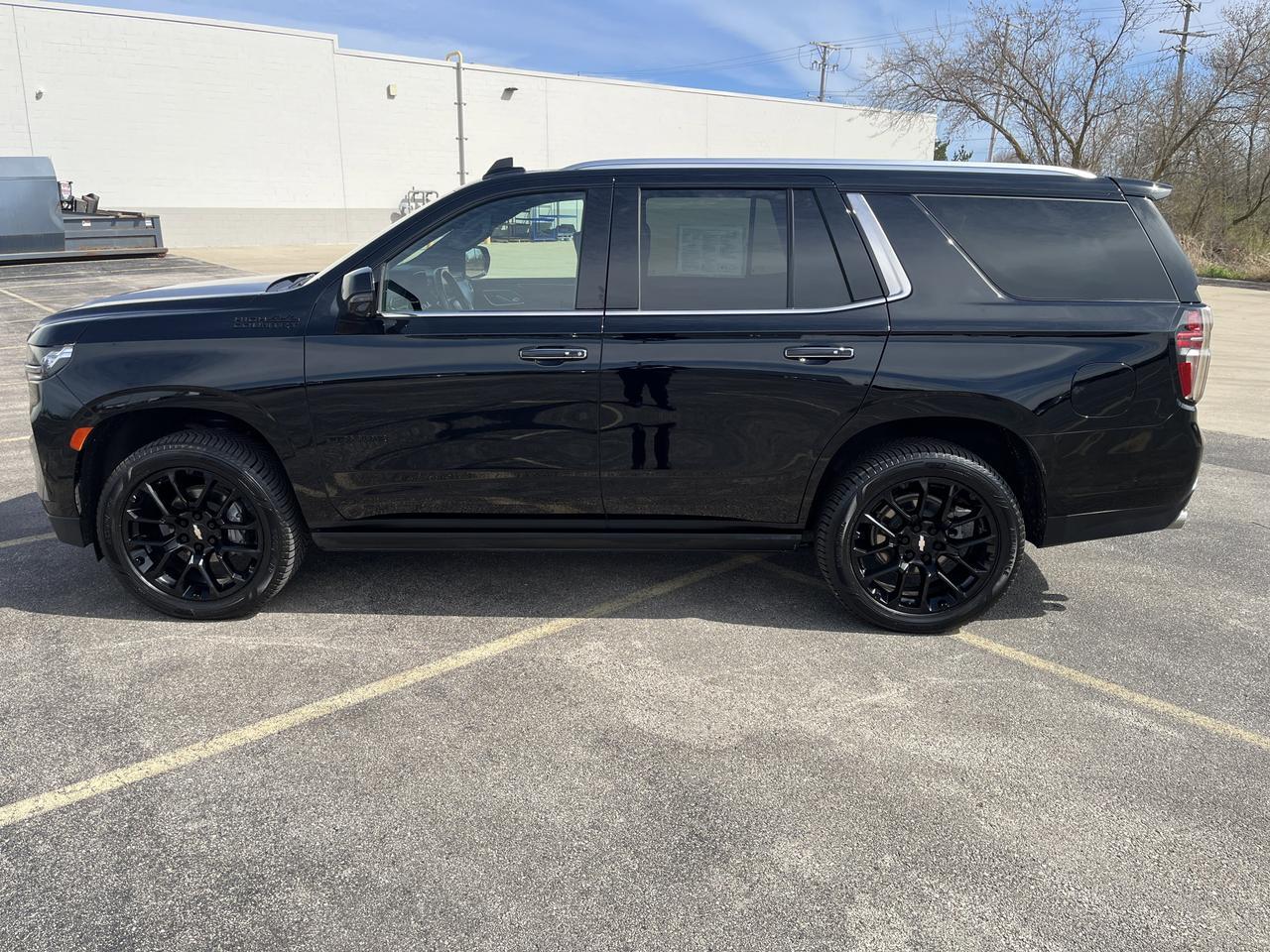 2023 Chevrolet Tahoe High Country 4WD AdvTech MaxTrrlngPkgs w/22s Sunroof SuperCruise AdptvCrz RearSeatMedia PwrSteps Saukville WI