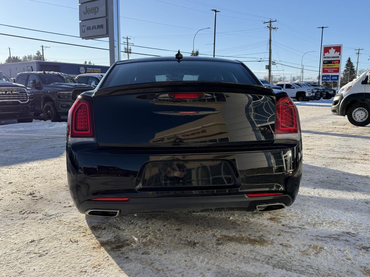 2023 Chrysler 300 S | Leather | Heated & Vented Seats | Pano Roof | SafetyTec Plus Group Redwater AB