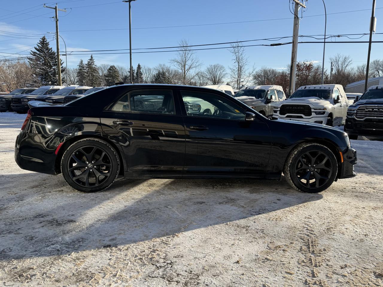 2023 Chrysler 300 S | Leather | Heated & Vented Seats | Pano Roof | SafetyTec Plus Group Redwater AB