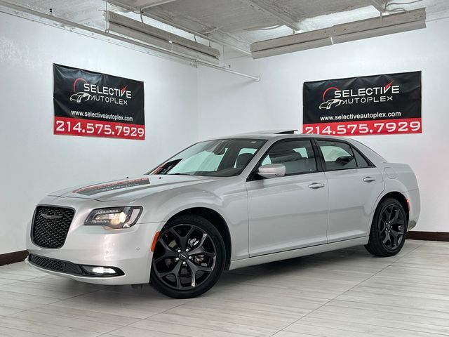 2023 Chrysler 300's photo