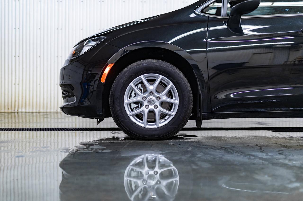 2023 Chrysler Grand Caravan SXT BCam Captains Chairs Red Deer AB