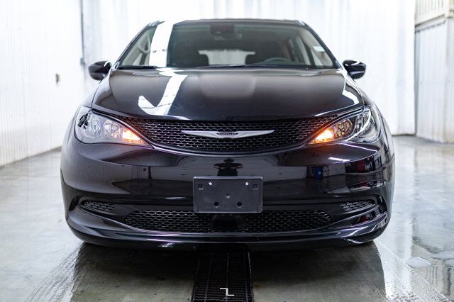 2023 Chrysler Grand Caravan SXT BCam Captains Chairs Red Deer AB