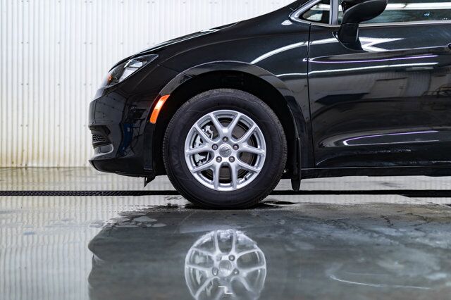 2023 Chrysler Grand Caravan SXT BCam Captains Chairs Red Deer AB