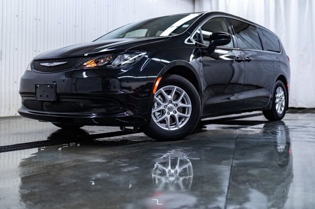 2023 Chrysler Grand Caravan SXT BCam Captains Chairs Red Deer AB