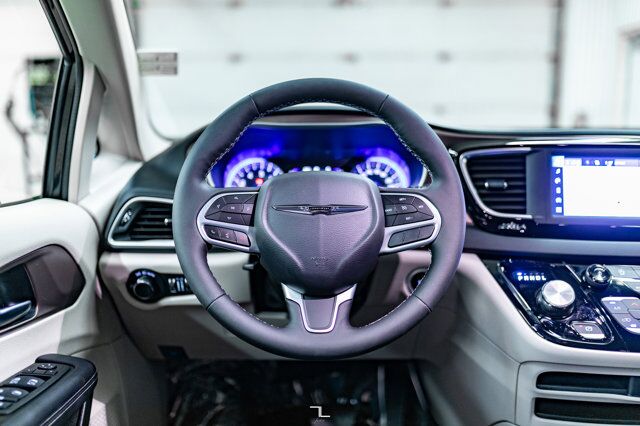 2023 Chrysler Grand Caravan SXT BCam Captains Chairs Red Deer AB